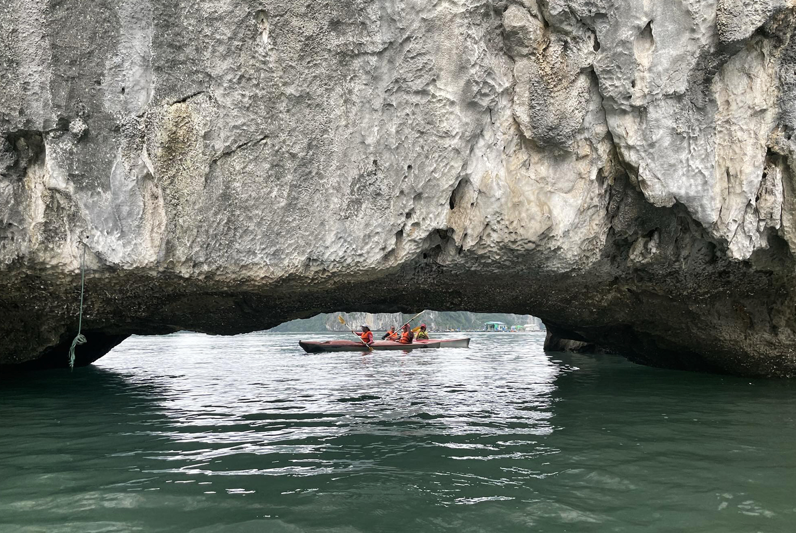 Chèo kayak ở hang Luồn trên vịnh Lan Hạ