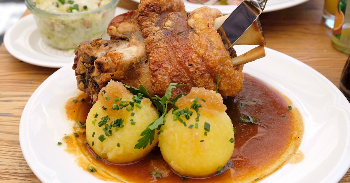 Schweinshaxe là món ức lợn nướng truyền thống của Munich