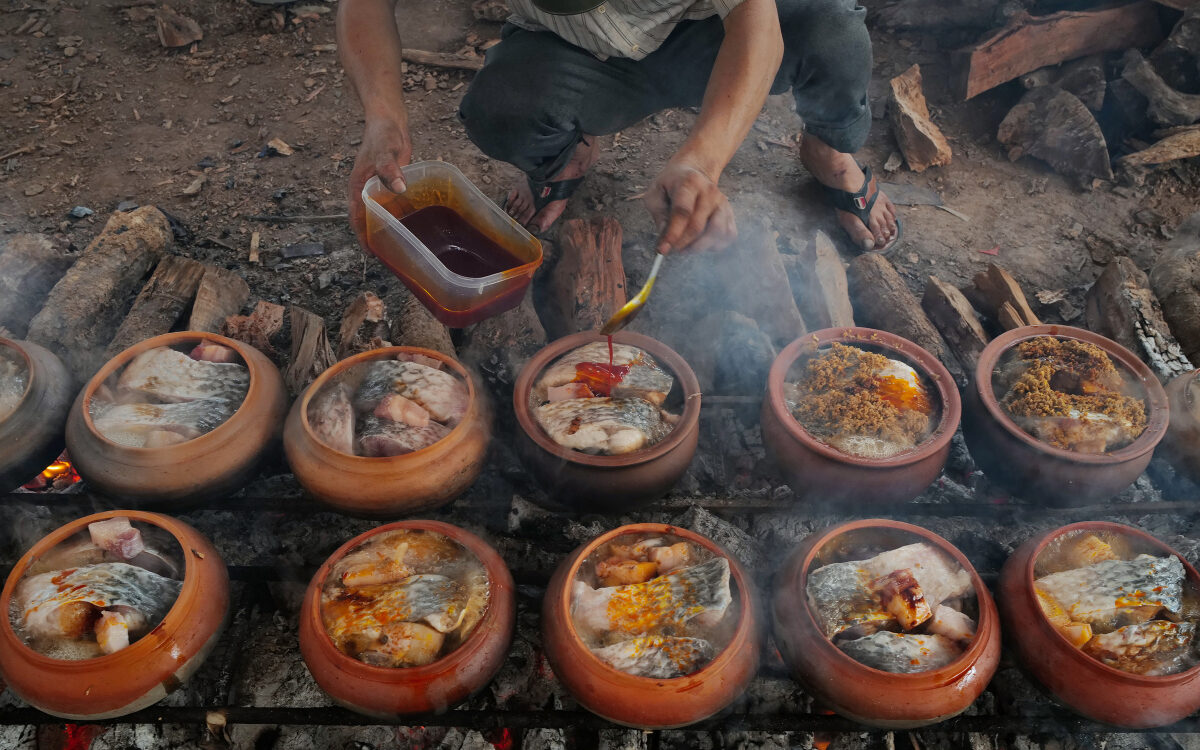 Khi nồi cá sôi, người đun sẽ thêm nước cốt chanh và cho kẹo đắng vào. Nước chanh vắt vào cá kho khi lửa lớn sẽ giúp thịt cá mềm nhanh. Sau đó họ bổ sung nước sôi cho đến khi cá nhừ.