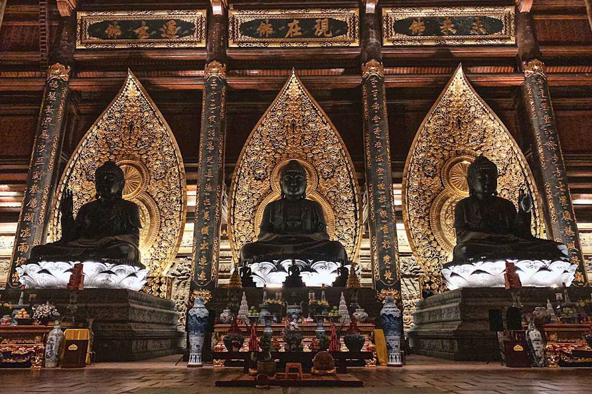 Điện Tam Thế với 3 pho tượng Phật khổng lồ. 