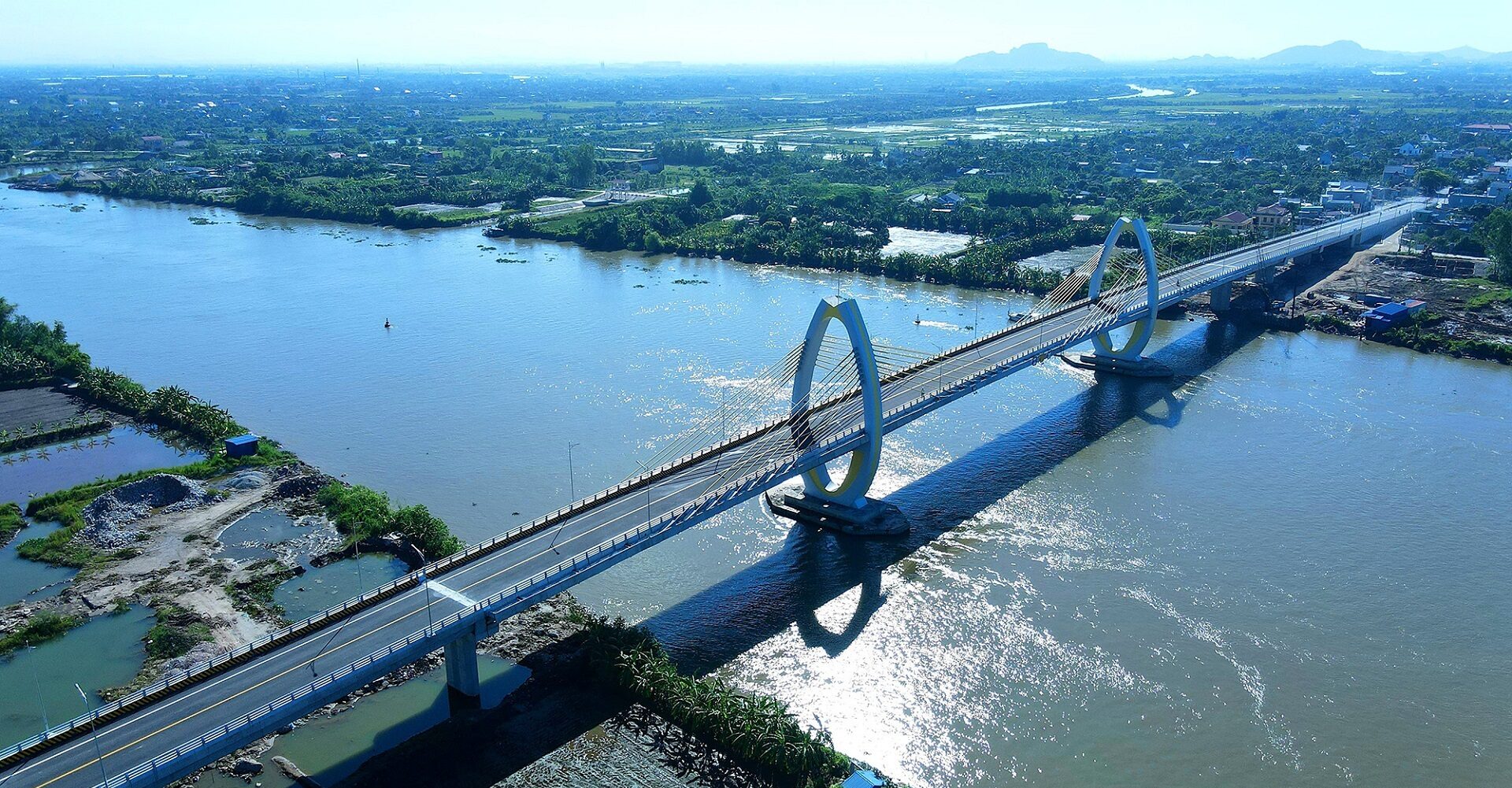 Cầu Quang Thanh bắc qua sông Văn Úc, nối Hải Phòng và Hải Dương.