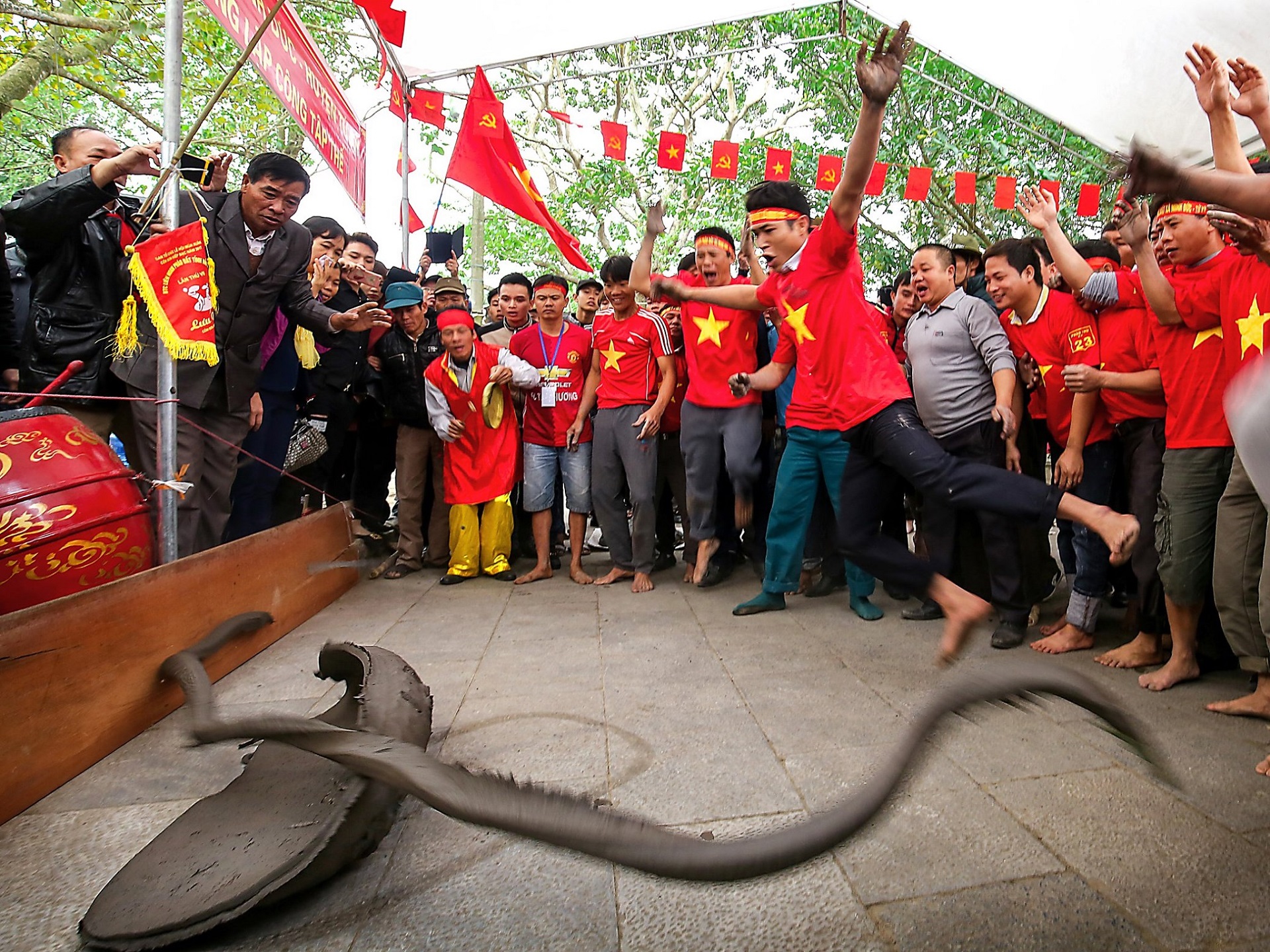Người dân Ninh Giang, Tứ Kỳ duy trì trò chơi dân gian pháo đất.