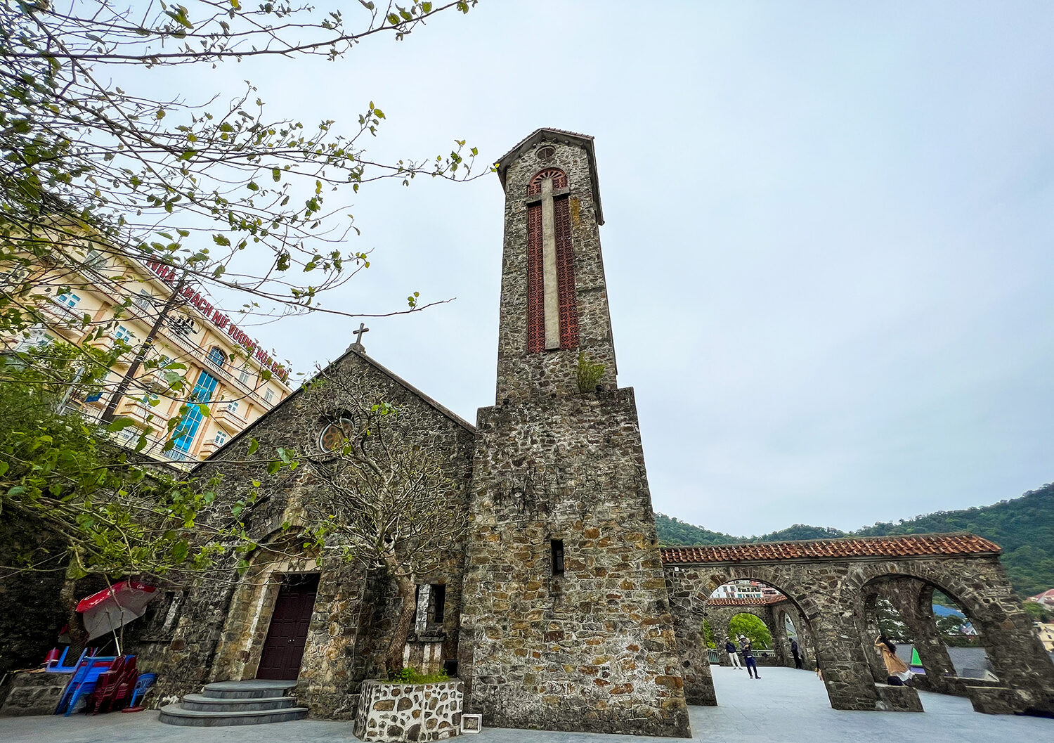Nhà thờ Đá cổ là biểu tượng du lịch của Tam Đảo. 