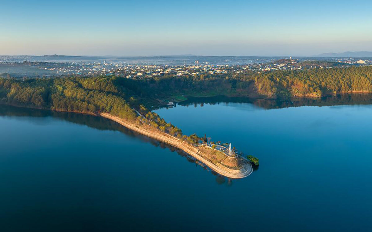 Một góc Biển Hồ với bức tượng Quán Âm Bồ Tát nằm trên dải đất kéo dài tới giữa lòng hồ.